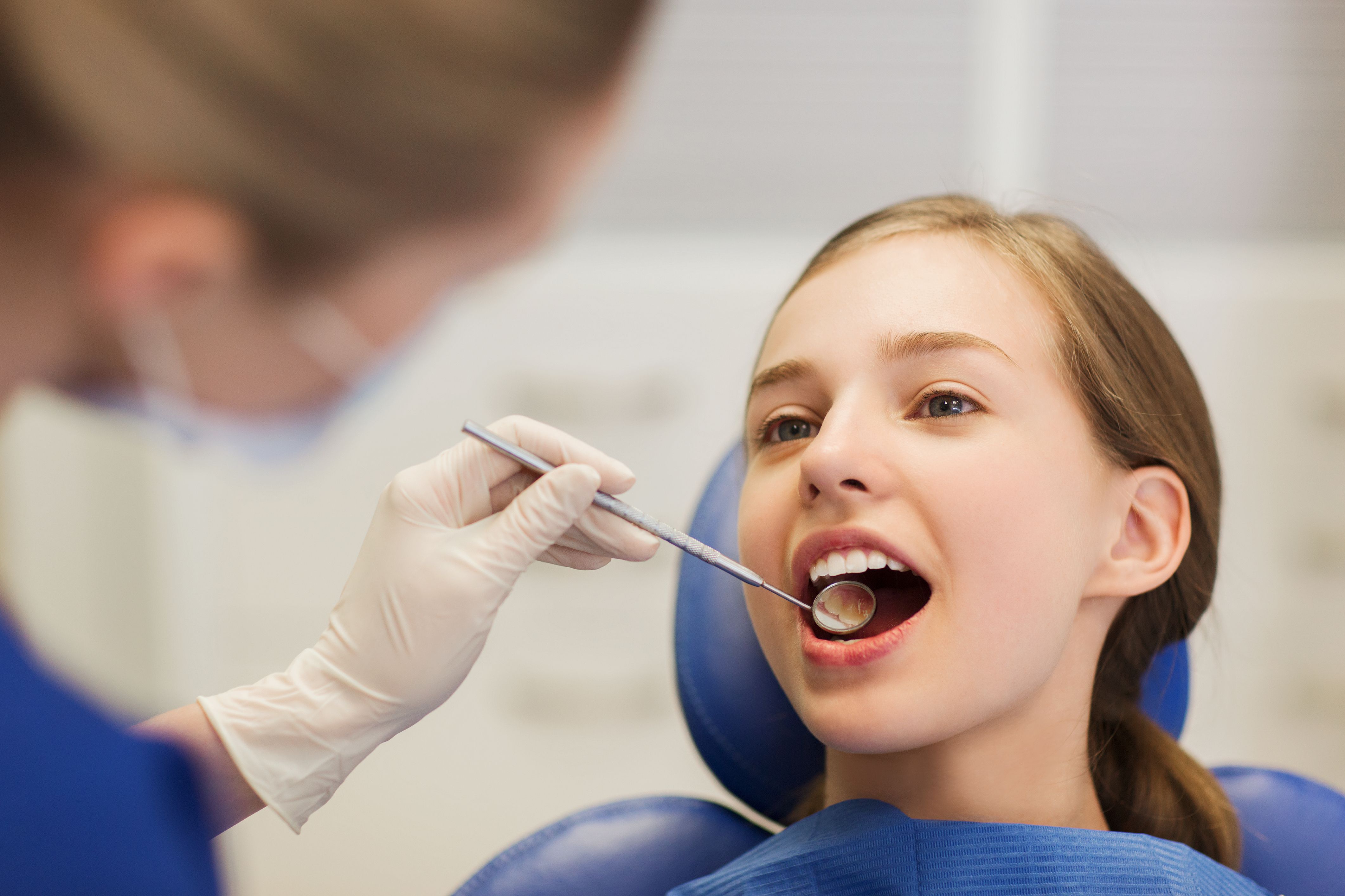摄图网_300577523_女牙医检查病人牙齿（非企业商用）