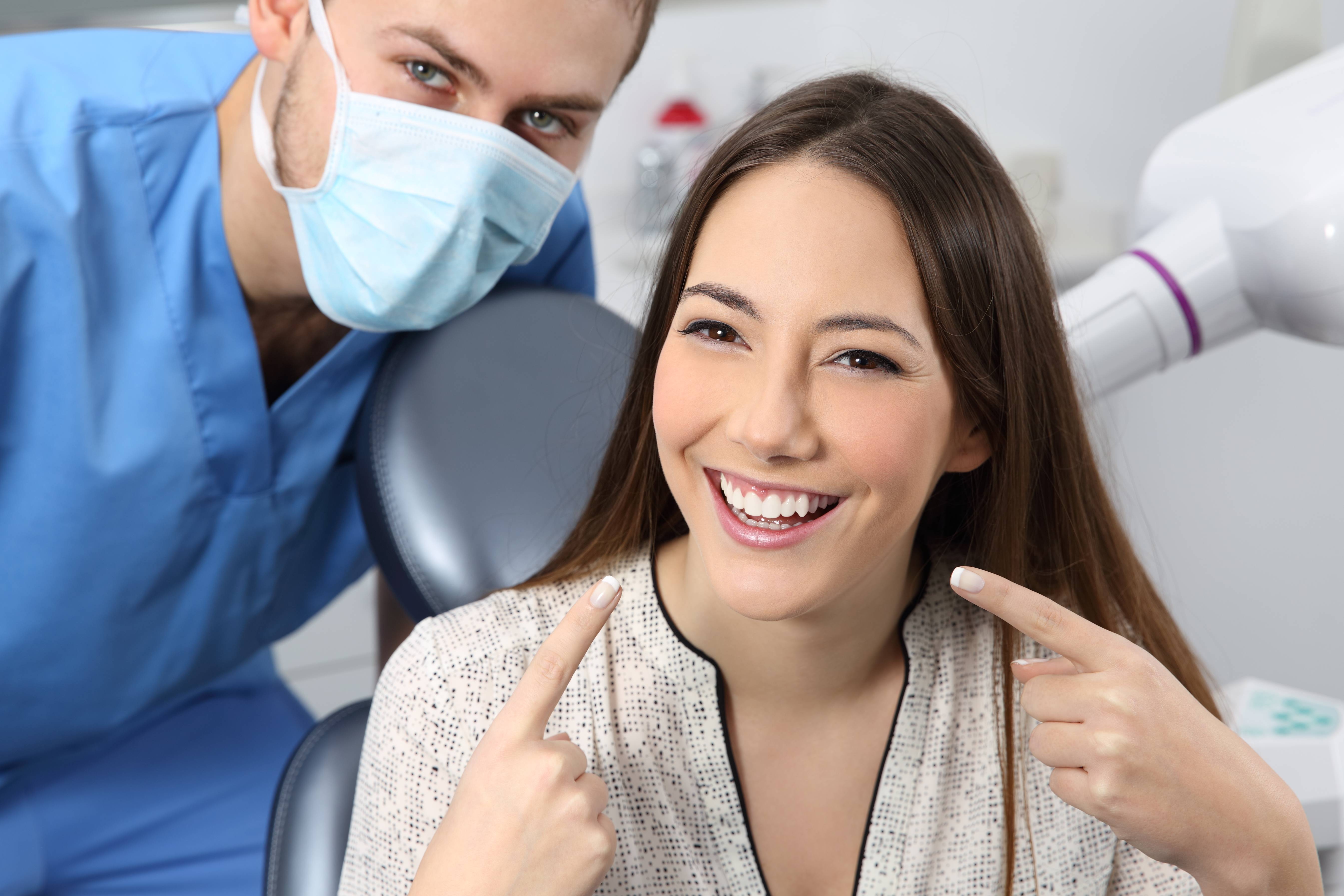摄图网_304508831_满意的牙医病人在咨询时展示她完美的微笑（非企业商用）