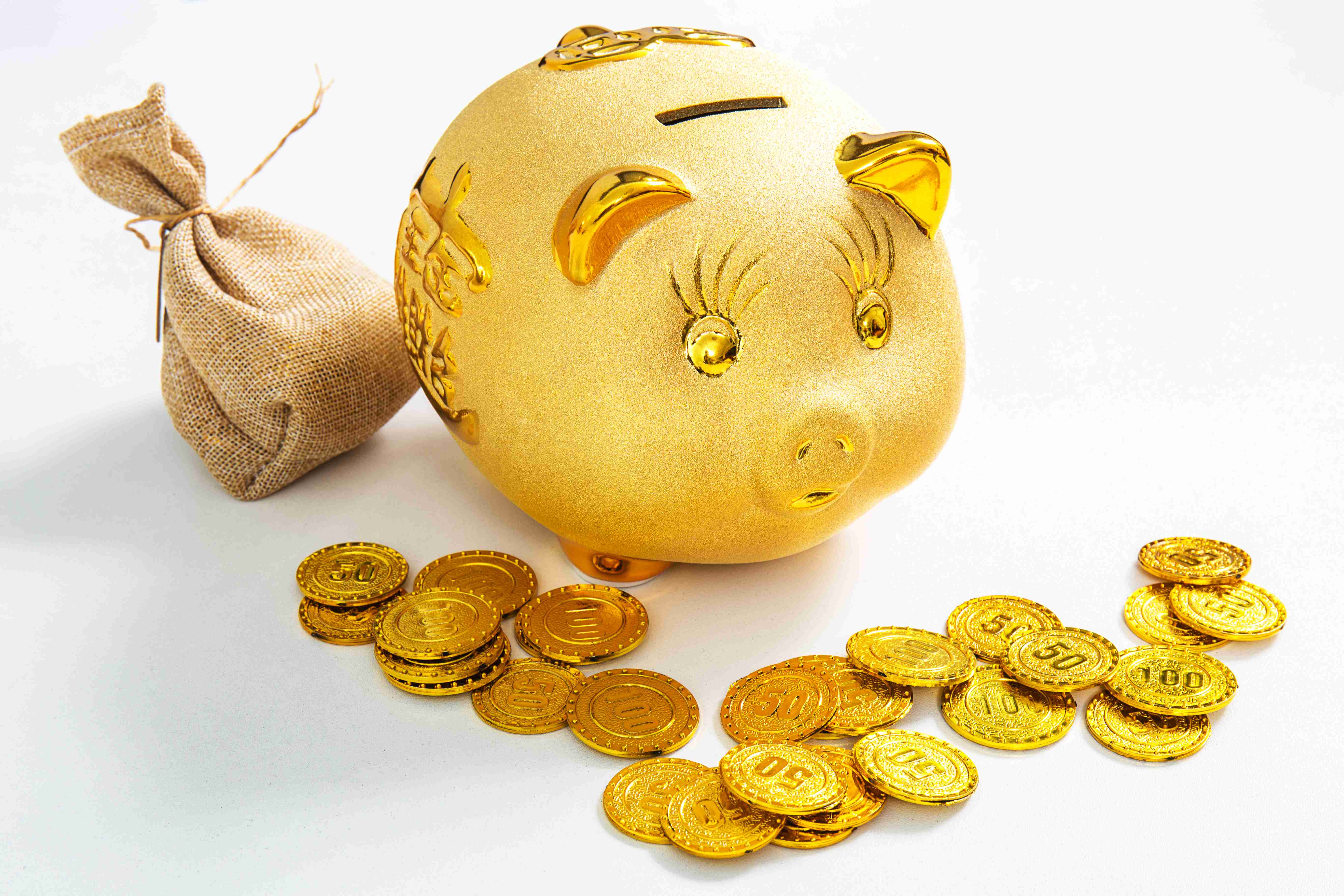 摄图网_500102886_金融储蓄金猪存钱罐和一袋金币（非企业商用）(1)