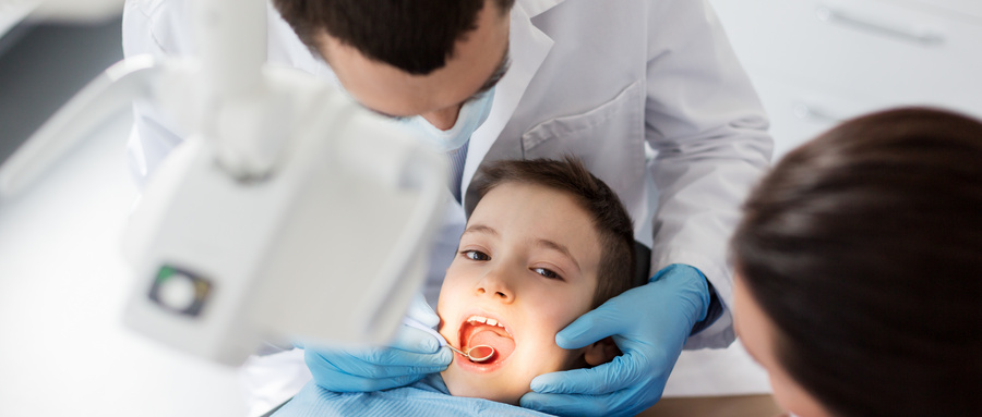 摄图网_300129006_wx_牙科诊所检查儿童牙齿（非企业商用）